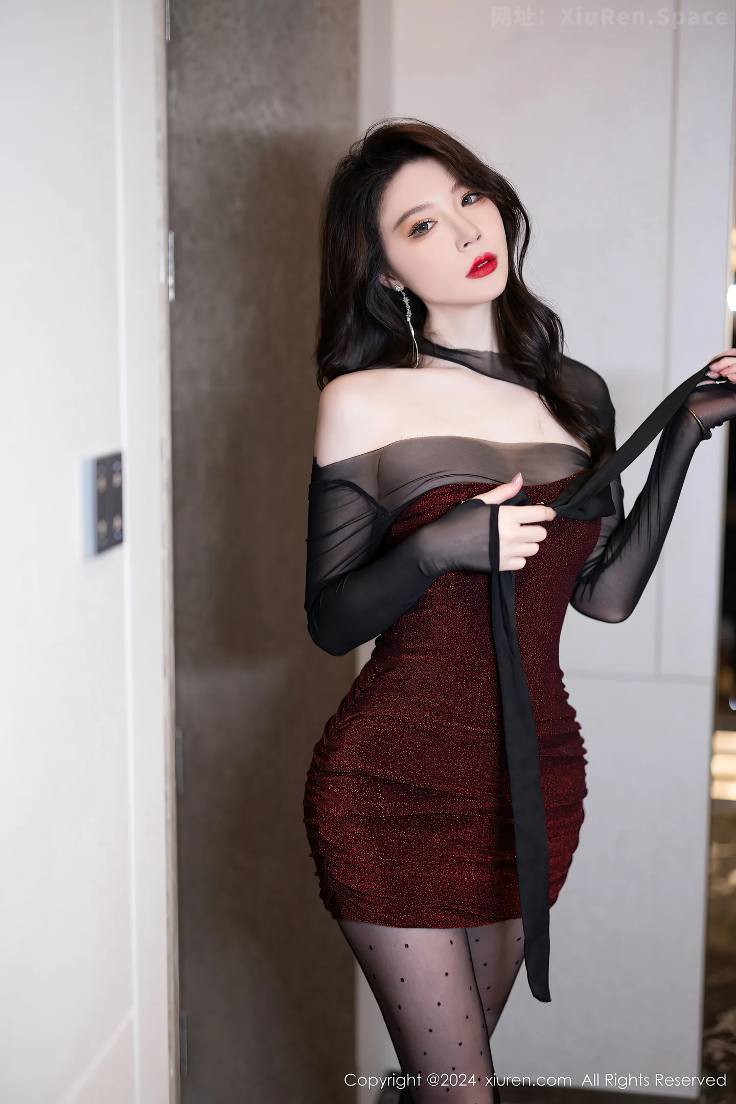 图片[3]-[XiuRen秀人网]VOL.8583 模特梦心玥深红连衣短裙露黑色内衣配黑丝袜秀高挑身材迷人写真88P-秀人网官方网站